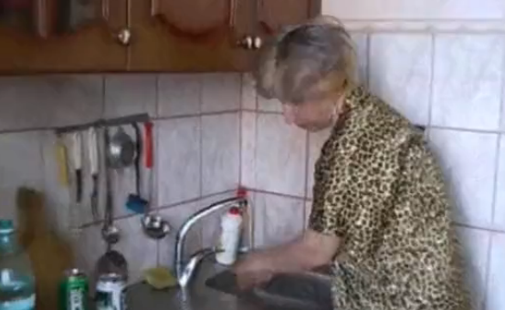 Секс между мамой и сыном на кухне