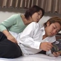 Японский сын с мамой трахается